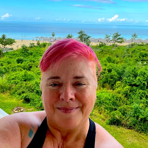 Meet your Posher, Sarah - Picture 1 of 2